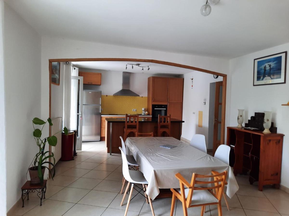 Maison de village spacieuse et agréable Saint-Georges-de-Luzençon Esterno foto