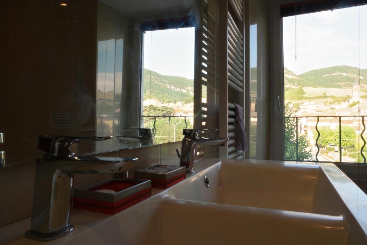 Maison de village spacieuse et agréable Saint-Georges-de-Luzençon Esterno foto