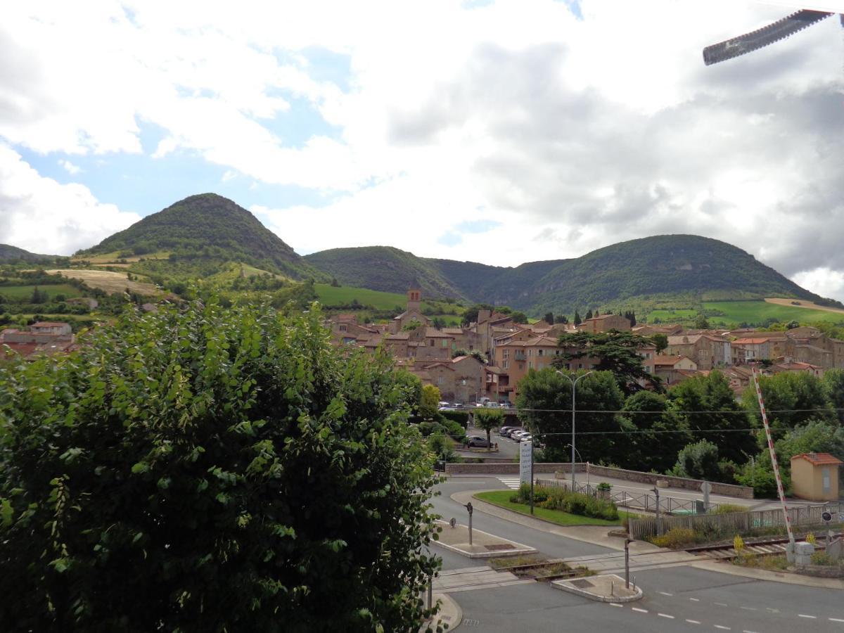 Maison de village spacieuse et agréable Saint-Georges-de-Luzençon Esterno foto