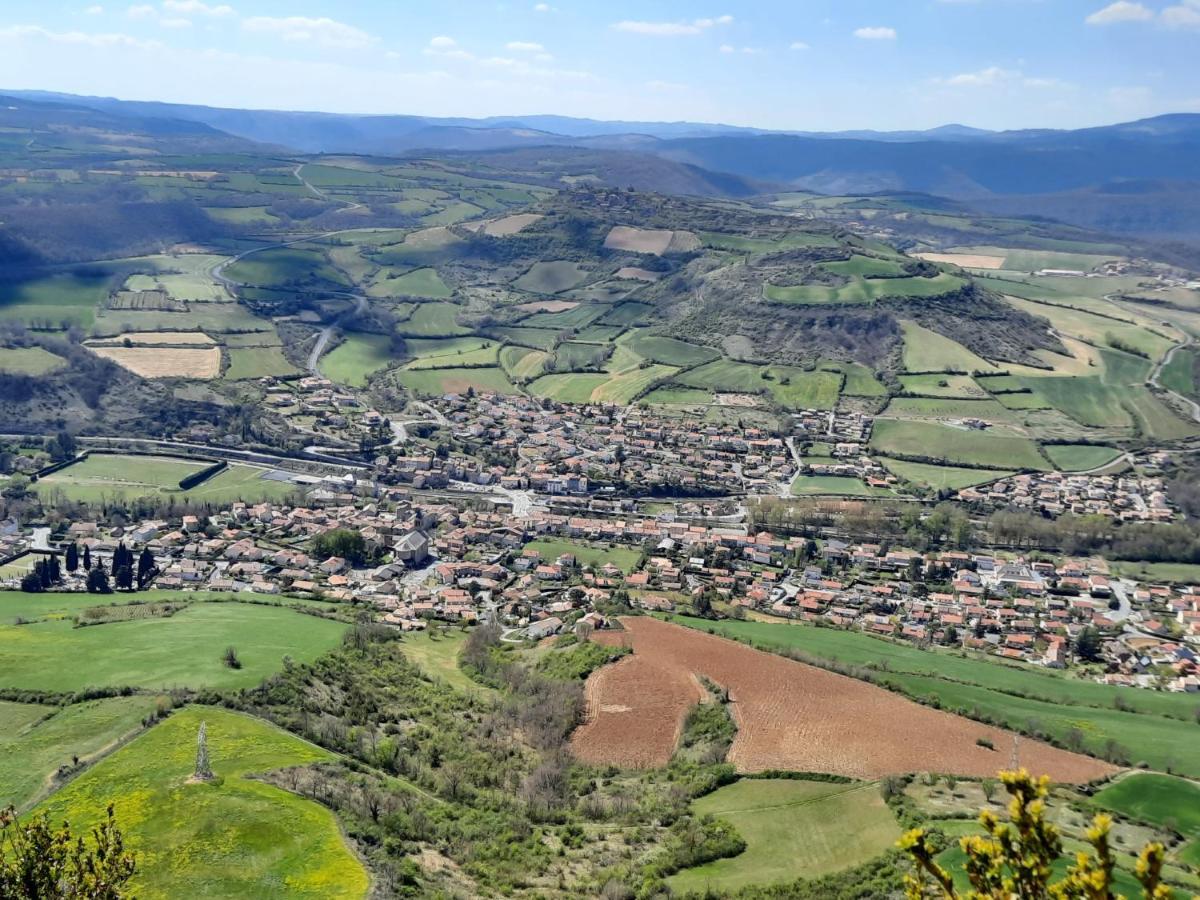 Maison de village spacieuse et agréable Saint-Georges-de-Luzençon Esterno foto
