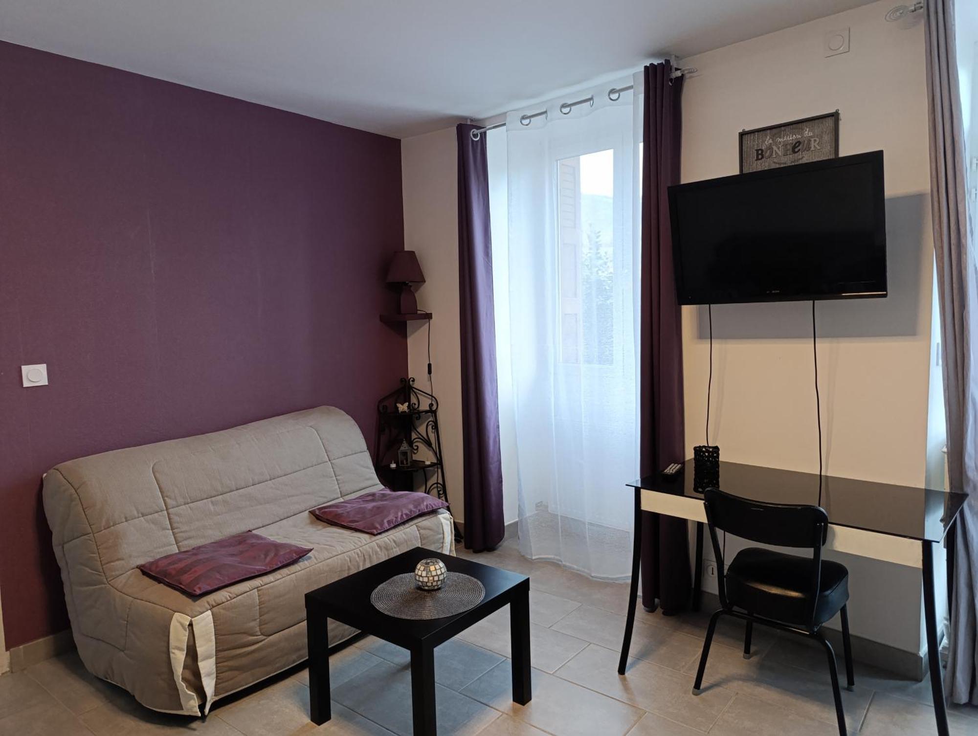 Maison de village spacieuse et agréable Saint-Georges-de-Luzençon Esterno foto