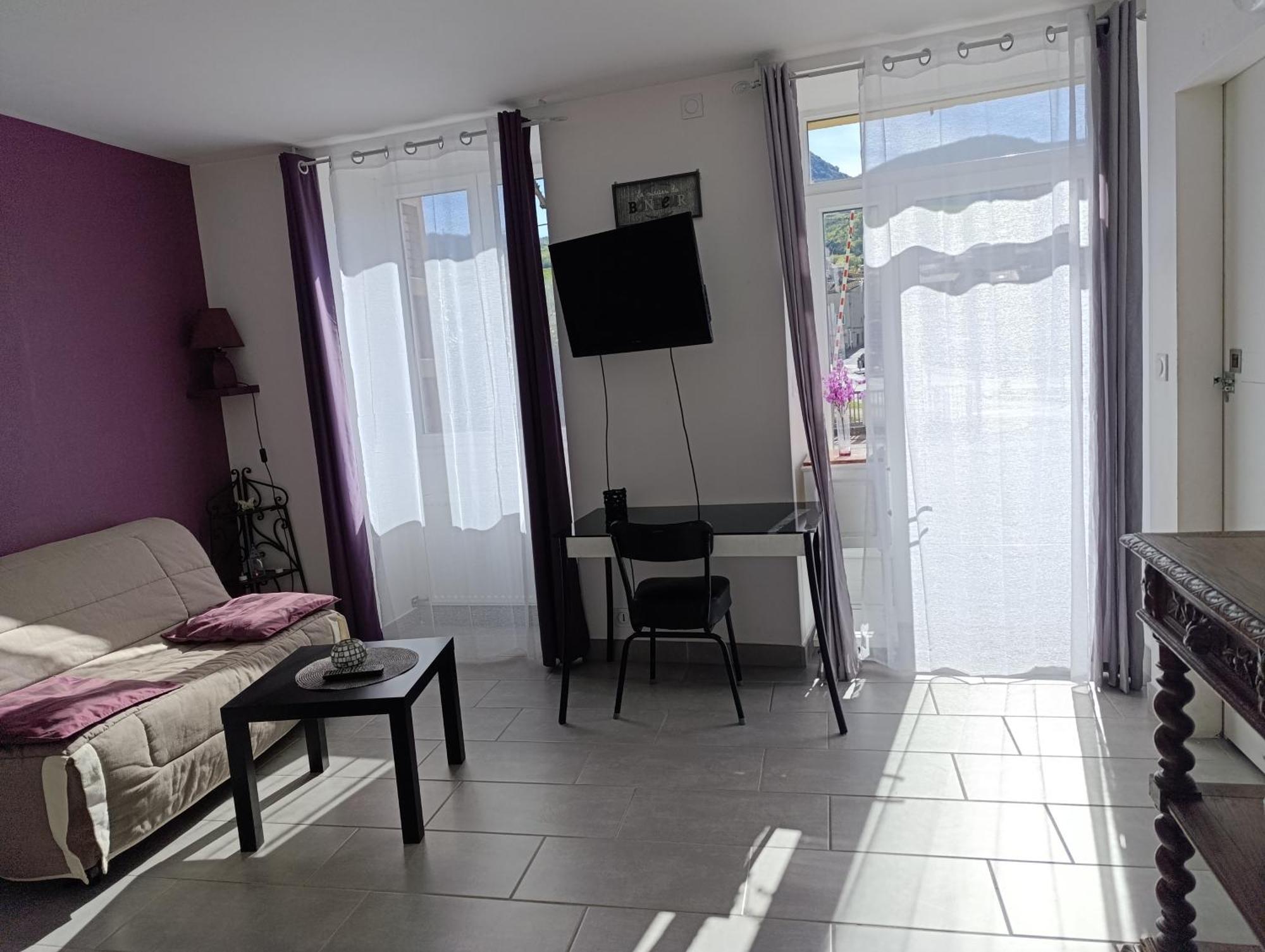 Maison de village spacieuse et agréable Saint-Georges-de-Luzençon Esterno foto