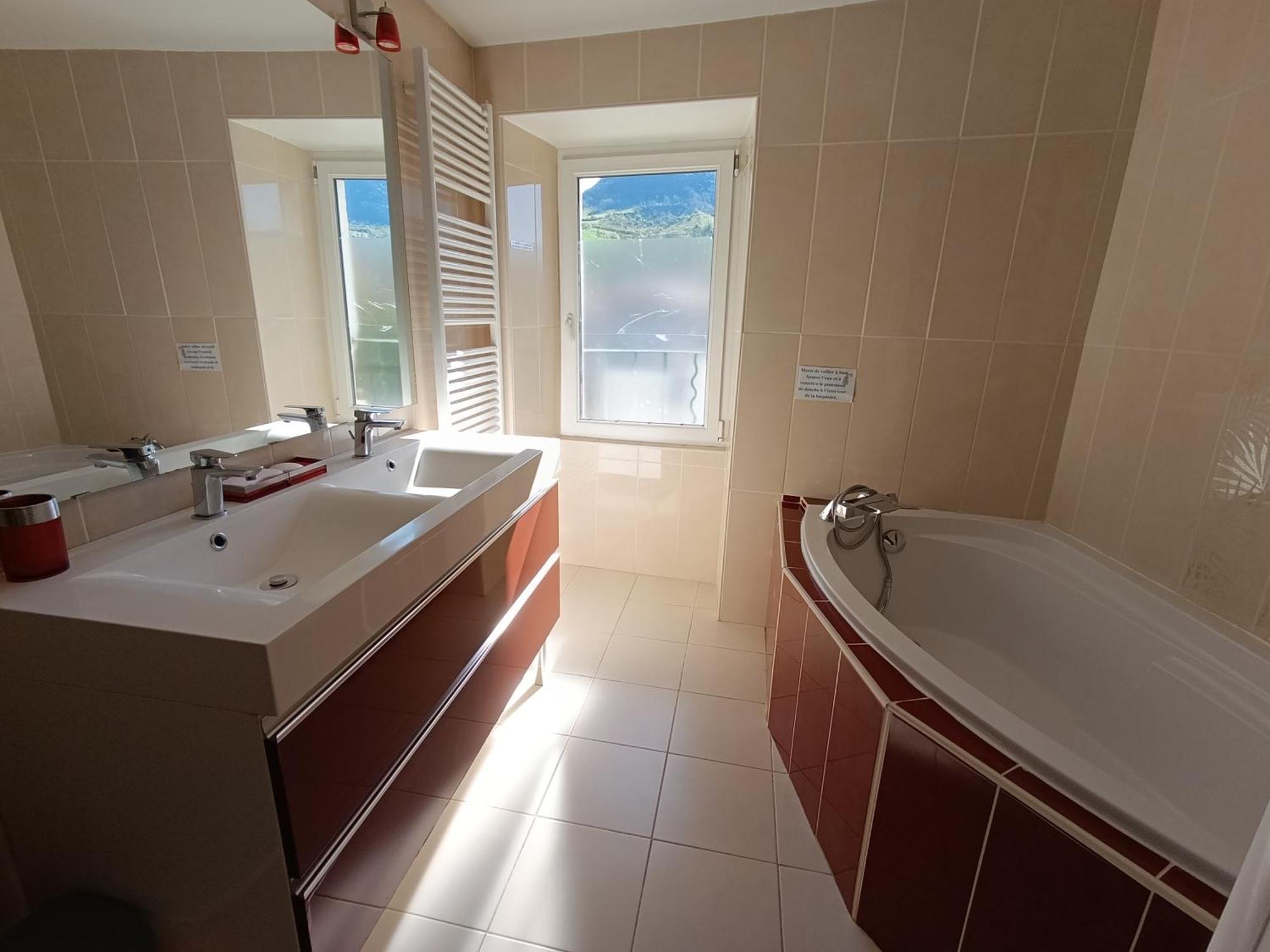 Maison de village spacieuse et agréable Saint-Georges-de-Luzençon Esterno foto